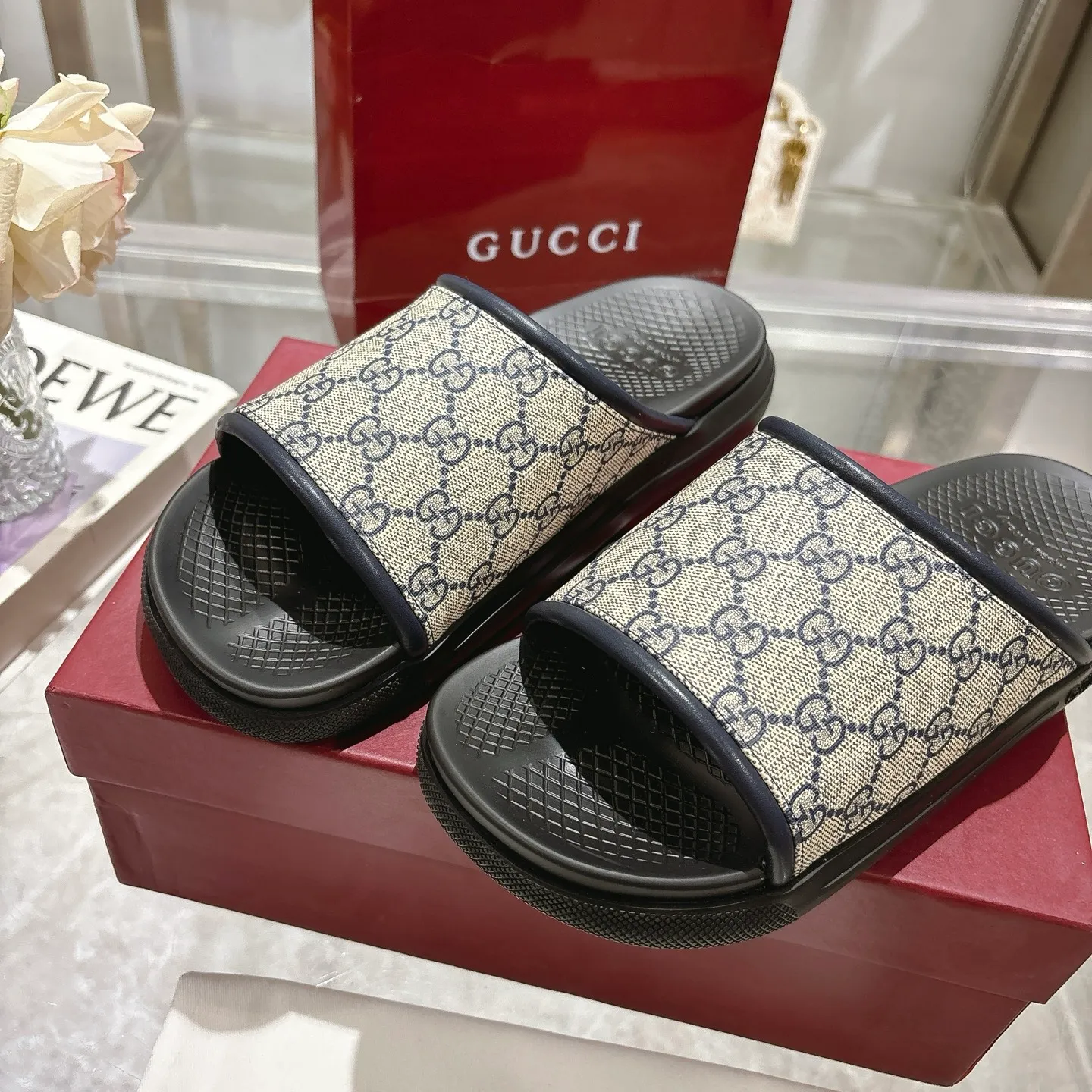 p400🐮🐮New summer men's slip-on slippers. Inspired by the summer spirit and beach clubs of the Italian coast, this piece is part of Gucci Lido. The Pre-Fall collection reinterprets the brand's signature elements and sophisticated patterns in a contemporary way. Made from black rubber, these flat sandals feature a slip-on design that reinterprets the brand's distinctive green and red web design. GG Classic Upper Men's Molded Rubber Footbed Gucci Logo Flat Made in Italy Size: Men's 40 to 47,